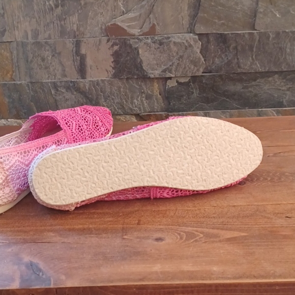 TOMS - Picture 2 of 3